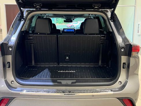 Certified 2025 Toyota Highlander Platinum image 29