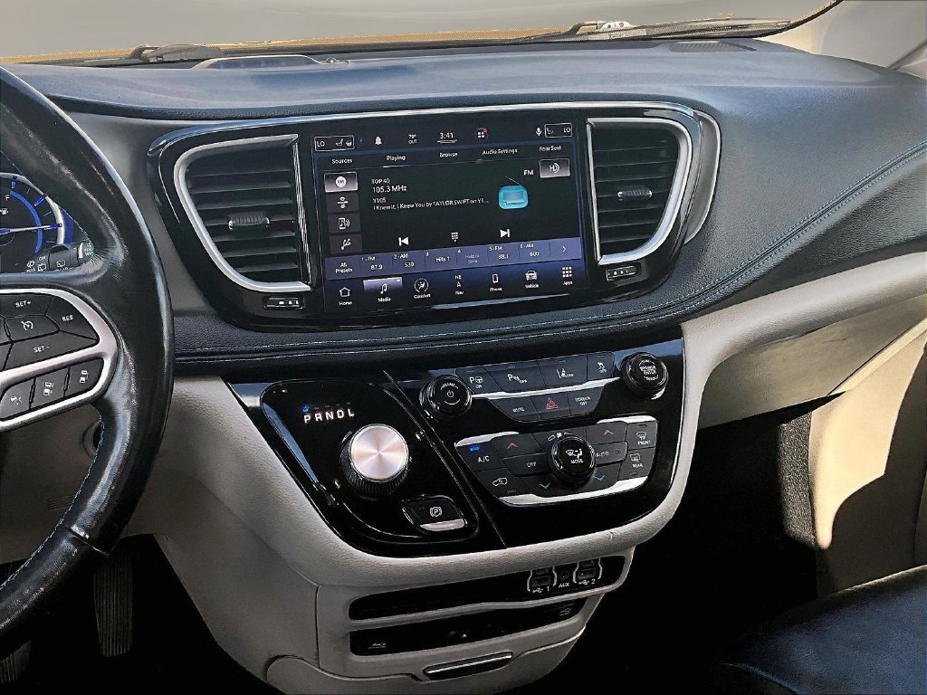 Used 2021 Chrysler Pacifica Touring-L w/ Uconnect Theater Family Group FWD image 11