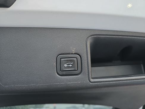 Used 2023 GMC Terrain SLT w/ Tech Package AWD/4WD image 6