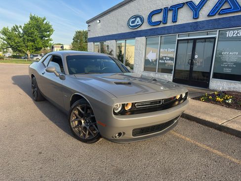 Used 2018 Dodge Challenger R/T image 2