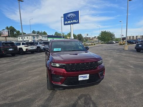 Used 2024 Jeep Grand Cherokee Altitude AWD/4WD image 3