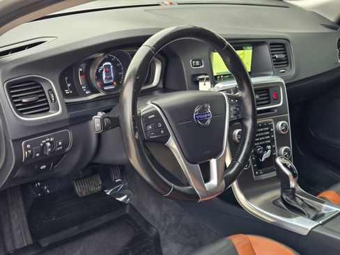 Used 2016 Volvo V60 T5 Cross Country w/ Convenience Package image 11