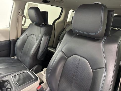Used 2021 Chrysler Pacifica Touring-L w/ Uconnect Theater Family Group image 16