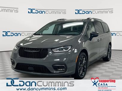 Used 2023 Chrysler Pacifica Touring-L w/ Uconnect Theater Family Group
