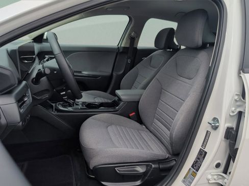 Used 2025 Kia K4 EX image 14