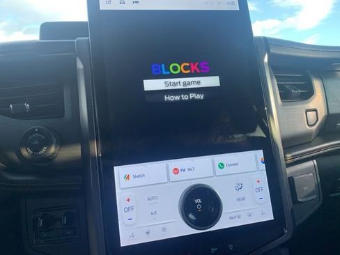 Used 2024 Ford Expedition Platinum image 19