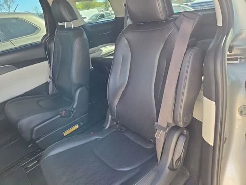 Used 2022 Kia Carnival LX FWD image 5