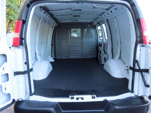 Used 2015 Chevrolet Express 2500 RWD image 16