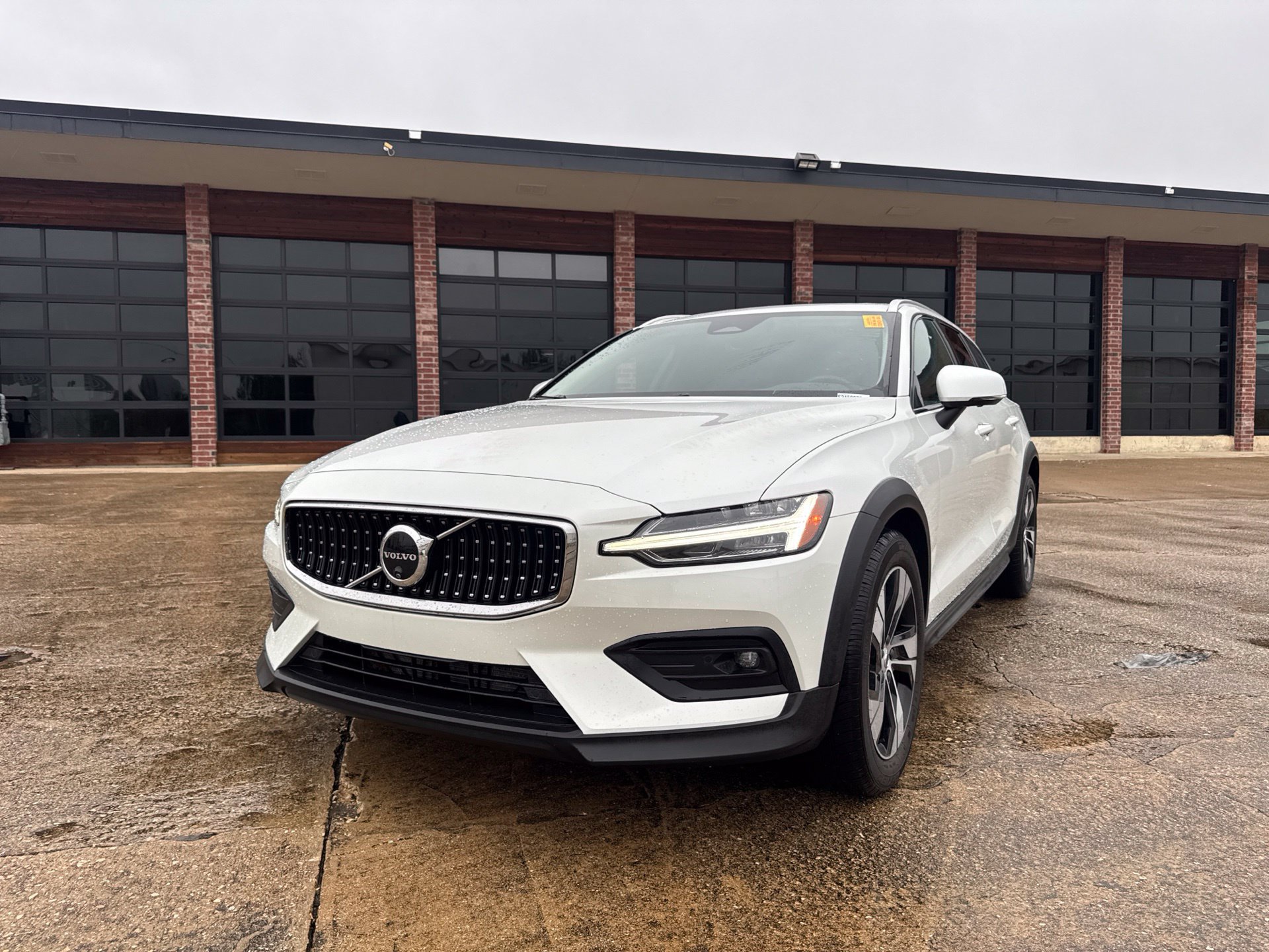 Used 2025 Volvo V60 B5 Cross Country Plus AWD/4WD image 1