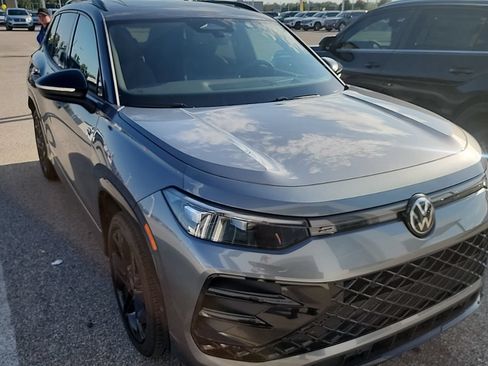 Used 2025 Volkswagen Tiguan SE R-Line AWD/4WD image 9