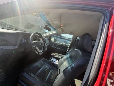 Used 2017 Toyota Sienna L image 10