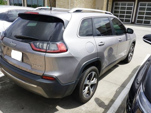 Used 2019 Jeep Cherokee Limited w/ Luxury Group FWD image 4