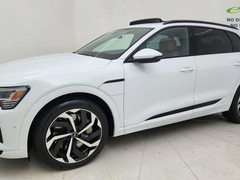 Used 2024 Audi Q8 e-tron Prestige w/ Prestige Package AWD/4WD image 3