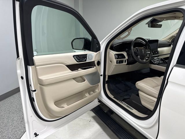 Used 2019 Lincoln Navigator L Reserve AWD/4WD image 11