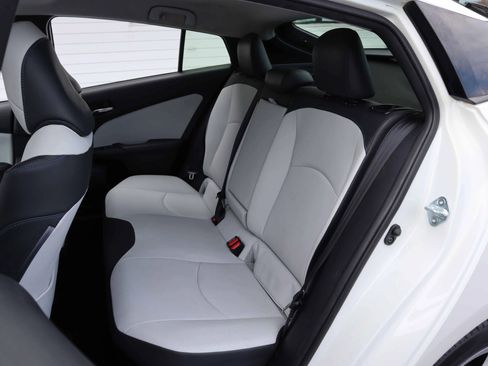 Used 2016 Toyota Prius Three Touring image 3