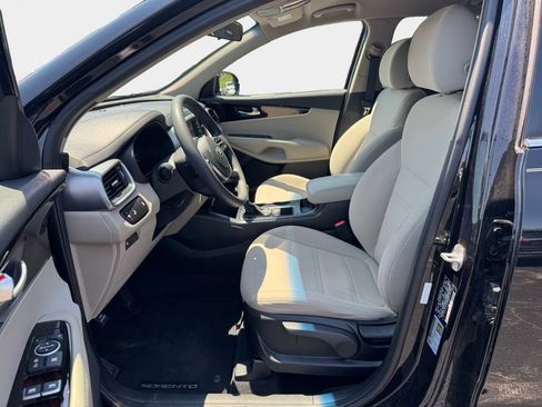 Used 2019 Kia Sorento FWD image 12
