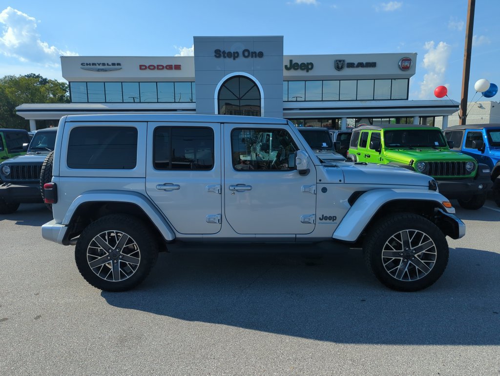 Used 2024 Jeep Wrangler High Altitude AWD/4WD image 6