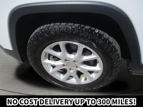 Used 2015 Jeep Cherokee Latitude w/ Cold Weather Group AWD/4WD image 31