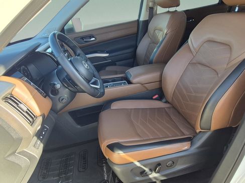 Certified 2024 Nissan Pathfinder Platinum w/ Black Appearance Package FWD image 23
