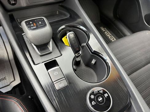 Used 2025 Nissan Rogue SV AWD/4WD image 18