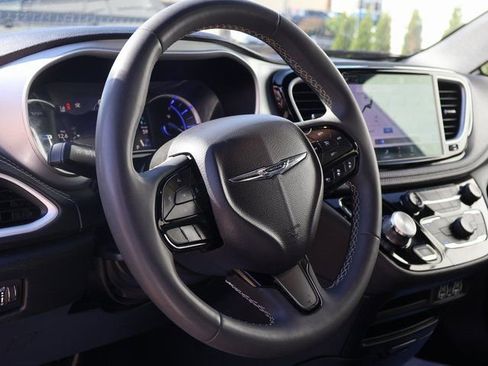 Used 2024 Chrysler Pacifica Limited FWD image 23