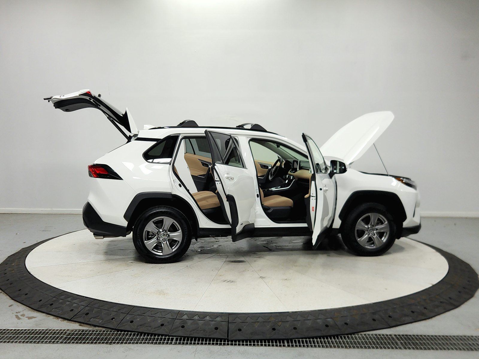 Used 2023 Toyota RAV4 LE AWD/4WD image 17