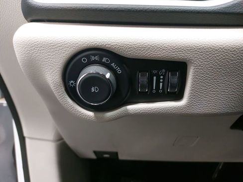 Used 2024 Chrysler Pacifica Touring-L image 26