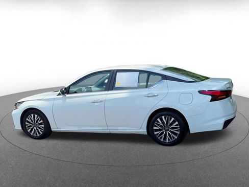 Used 2025 Nissan Altima 2.5 SV FWD image 6