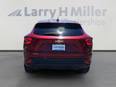 Used 2025 Chevrolet Trax LS w/ LS Convenience Package FWD image 4