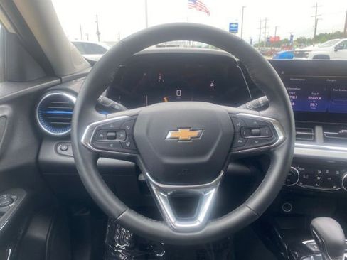 Used 2025 Chevrolet Trax LT w/ LT Convenience Package FWD image 18