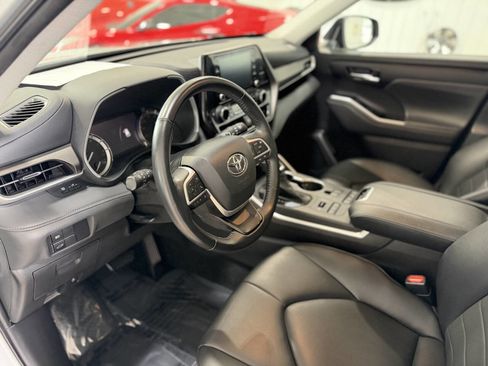 Used 2022 Toyota Highlander XLE AWD/4WD image 44