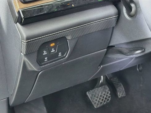 Used 2025 Volkswagen Atlas SE FWD image 12