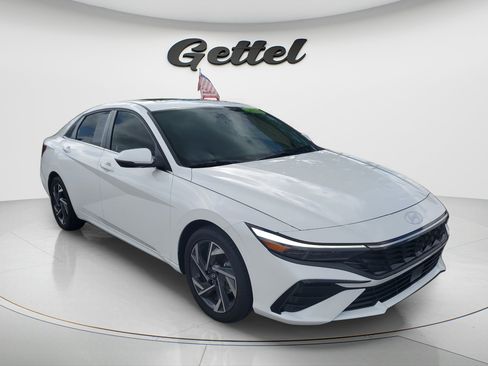 Certified 2025 Hyundai Elantra Limited FWD image 3