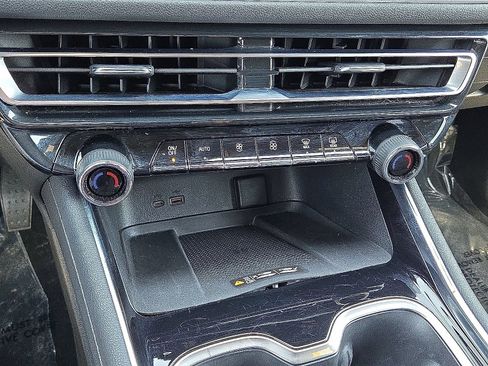 Used 2025 Chevrolet Traverse LT FWD image 29