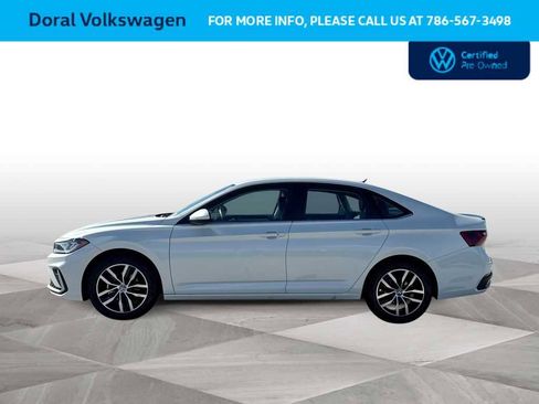 Used 2025 Volkswagen Jetta SE image 5