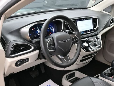 Used 2023 Chrysler Pacifica Touring-L FWD image 22