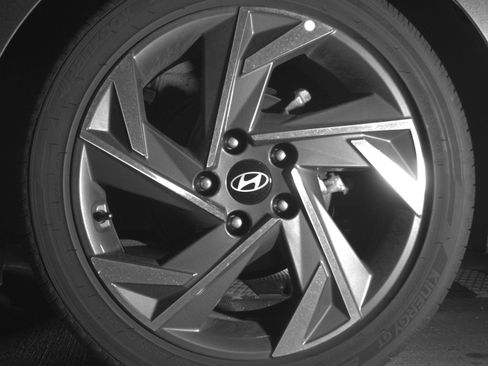 Used 2025 Hyundai Elantra Limited FWD image 17
