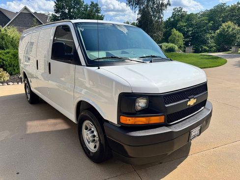 Used 2017 Chevrolet Express 2500 RWD image 9