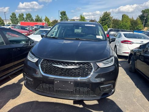 Used 2022 Chrysler Pacifica Limited FWD image 2