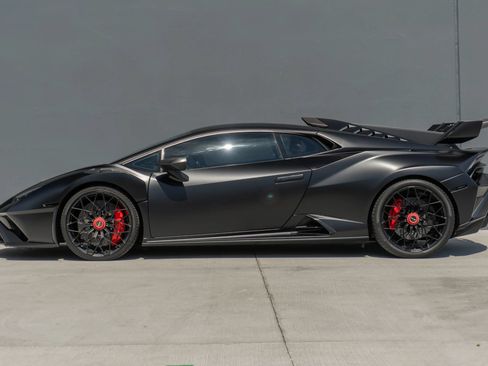 Used 2021 Lamborghini Huracan STO RWD image 2