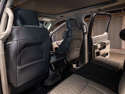 Used 2026 Ford F450 Platinum w/ Platinum Plus Package image 25