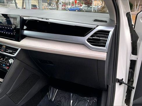 Certified 2025 Volkswagen Taos SE w/ Panoramic Sunroof Package image 16