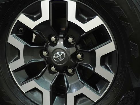 Used 2020 Toyota Tacoma TRD Off-Road w/ Technology Package AWD/4WD image 10