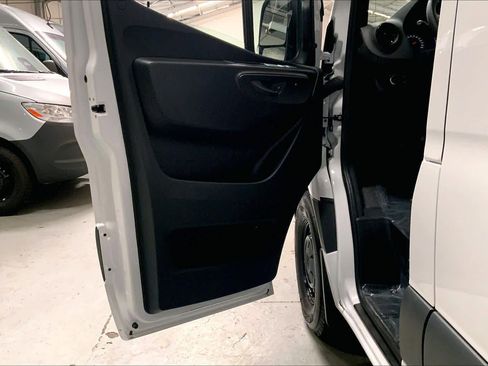 Used 2025 Mercedes-Benz Sprinter 2500 image 16