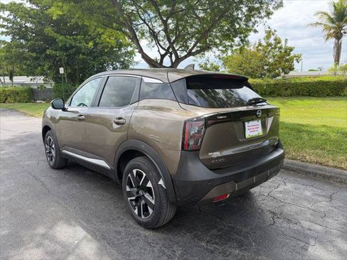 Used 2025 Nissan Kicks SV AWD/4WD image 3