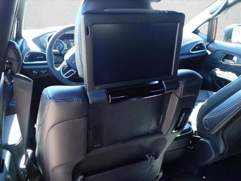 New 2026 Chrysler Pacifica Select image 11