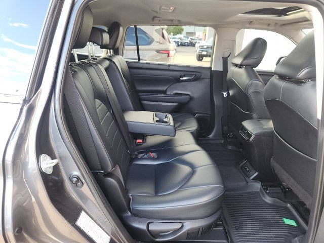 Used 2021 Toyota Highlander XLE AWD/4WD image 28