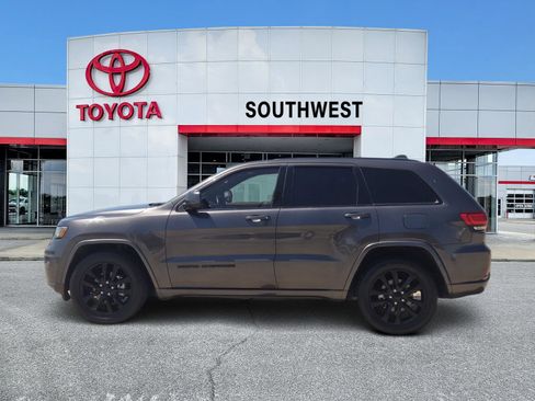 Used 2018 Jeep Grand Cherokee Altitude RWD image 3