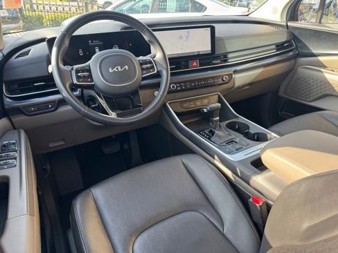 Used 2025 Kia Carnival image 11