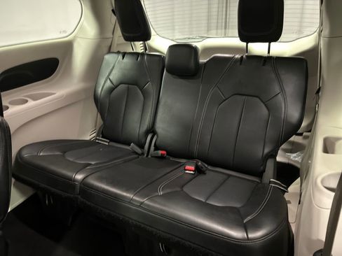Used 2024 Chrysler Pacifica Touring-L image 24